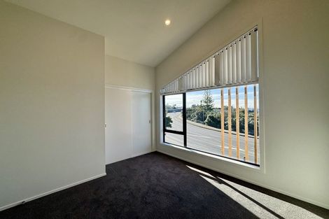 Photo of property in 1/506 Glenfield Road, Bayview, Auckland, 0629