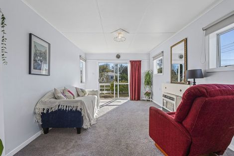 Photo of property in 2 Turakina Street, Merrilands, New Plymouth, 4312