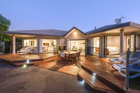 Photo of property in 8 Almond Grove, Greenhithe, Auckland, 0632