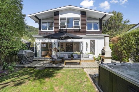 Photo of property in 25 Marine Parade, Eastbourne, Lower Hutt, 5013
