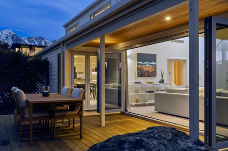 Photo of property in 5 Cedar Drive, Kelvin Heights, Queenstown, 9300