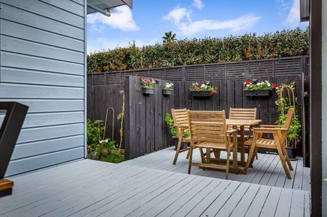 Photo of property in 2/9 London Street, Te Atatu Peninsula, Auckland, 0610