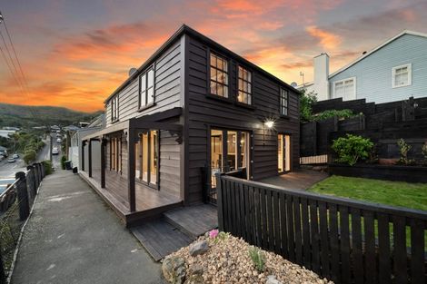 Photo of property in 2a Ripon Street, Lyttelton, 8082