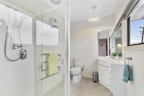 Photo of property in 1a Eastglen Road, Glen Eden, Auckland, 0602