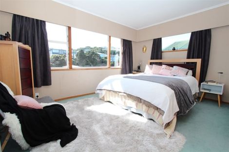 Photo of property in 95 Kenmore Street, Newlands, Wellington, 6037