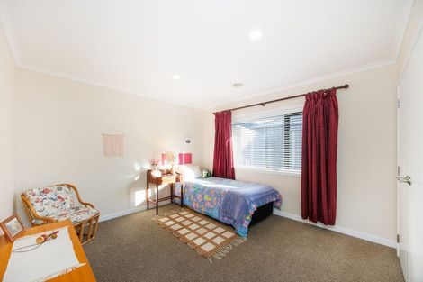 Photo of property in 12 Ron Place, Fitzherbert, Palmerston North, 4410