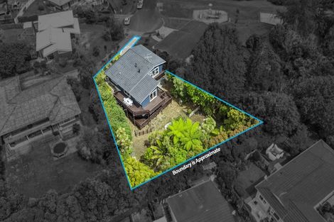 Photo of property in 26 Pickwick Parade, Mellons Bay, Auckland, 2014