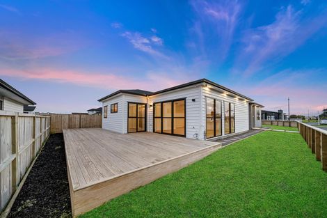 Photo of property in 28 Korowhiti Road, Clarks Beach, 2122