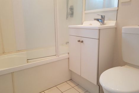 Photo of property in 10/10-26 John Jennings Drive, Oteha, Auckland, 0632