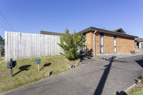 Photo of property in 4 Cliff View Drive, Green Bay, Auckland, 0604