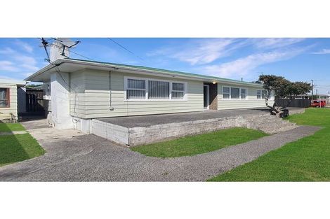Photo of property in 24 Stokes Avenue, Te Atatu Peninsula, Auckland, 0610