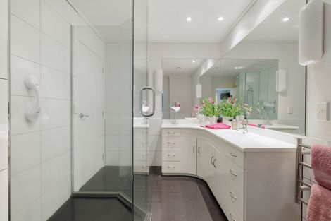 Photo of property in 72 Devonport Road, Tauranga, 3110