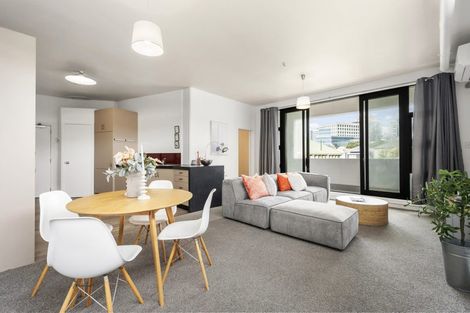 Photo of property in Endeavour Apartments, 18/125u Thorndon Quay, Pipitea, Wellington, 6011