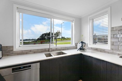 Photo of property in 32 Omahuru Road, Glenbrook, 2681