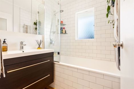 Photo of property in 5 Kervil Avenue, Te Atatu Peninsula, Auckland, 0610