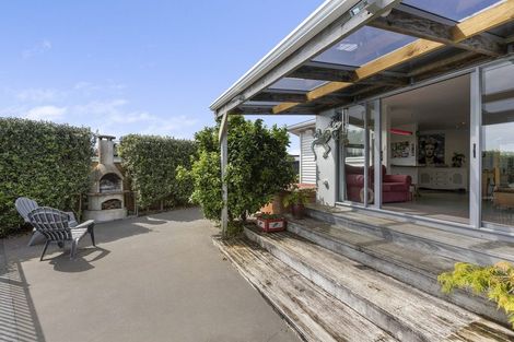 Photo of property in 8 Blenheim Place, Vogeltown, New Plymouth, 4310