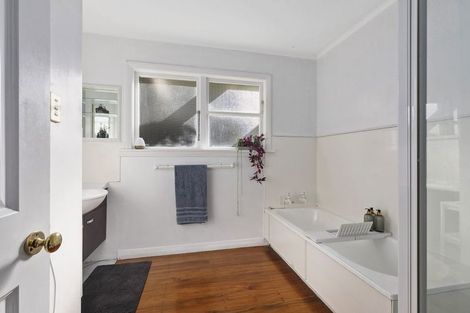 Photo of property in 15a Romney Square, Tawa, Wellington, 5028