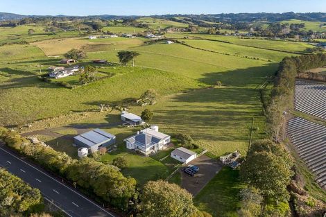 Photo of property in 290 Waitakere Road, Taupaki, 0782