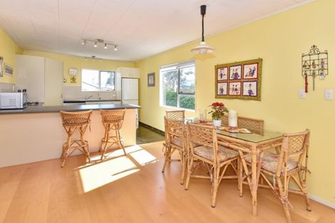 Photo of property in 24 Bertram Road, Kawakawa Bay, Papakura, 2585