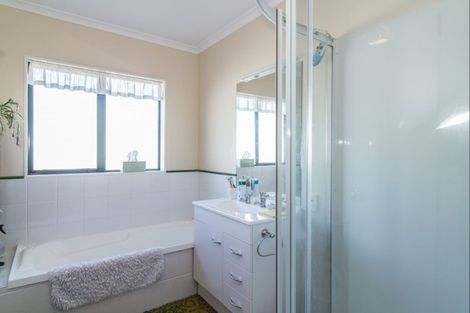 Photo of property in 139 Guildford Drive, Paraparaumu Beach, Paraparaumu, 5032