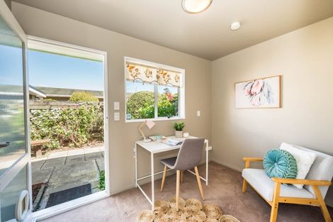 Photo of property in 33 Rewarewa Crescent, Waikanae, 5036