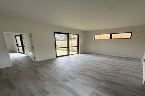 Photo of property in 15 Lowtherhurst Road, Massey, Auckland, 0614