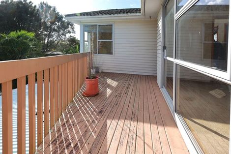 Photo of property in 5 Renata Crescent, Te Atatu Peninsula, Auckland, 0610