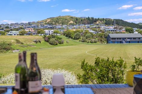 Photo of property in 39 Saunders Close, Whitby, Porirua, 5024