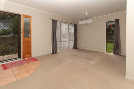 Photo of property in 13 Kearney Place, Massey, Auckland, 0614