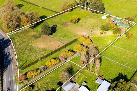Photo of property in 44 Rawhitiroa Road, Eltham, 4322