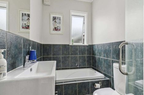 Photo of property in 101 Apu Crescent, Lyall Bay, Wellington, 6022