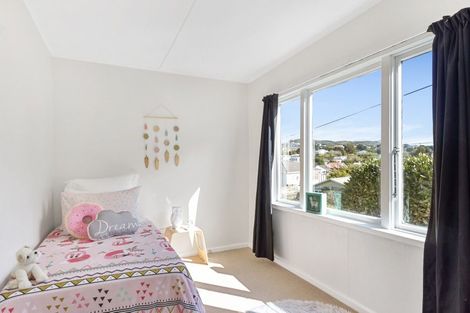 Photo of property in 16 Woburn Road, Northland, Wellington, 6012