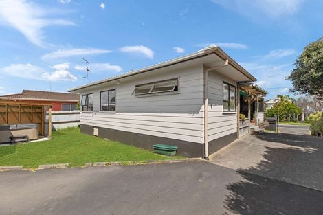Photo of property in 48 Beach Road, Te Atatu Peninsula, Auckland, 0610