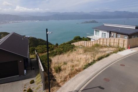 Photo of property in 3 Promontory Crescent, Newlands, Wellington, 6037