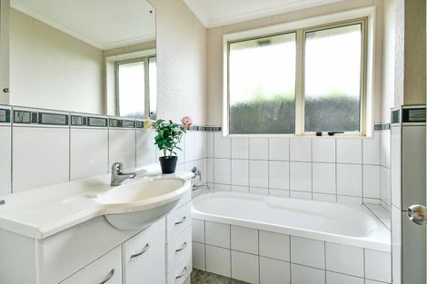 Photo of property in 6 Richard Halse Drive, Manurewa, Auckland, 2105