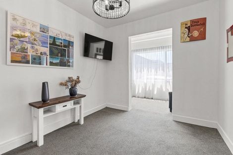 Photo of property in Devonport Apartments, 21/127 Saint Aubyn Street, New Plymouth, 4310