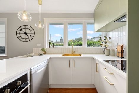 Photo of property in 13 Stokes Avenue, Te Atatu Peninsula, Auckland, 0610