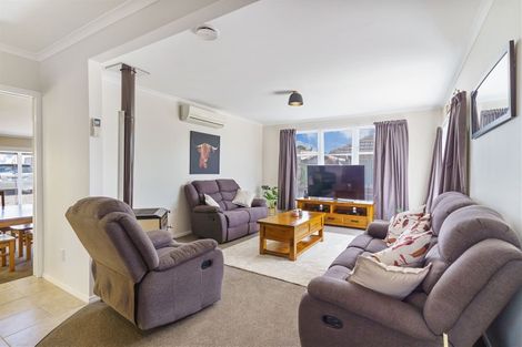 Photo of property in 11 Paton Avenue, Te Atatu South, Auckland, 0610