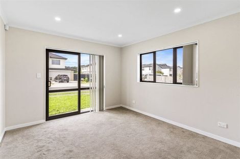 Photo of property in 11 Kirikiri Drive, Papakura, 2110