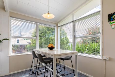 Photo of property in 21 South Lynn Road, Titirangi, Auckland, 0604