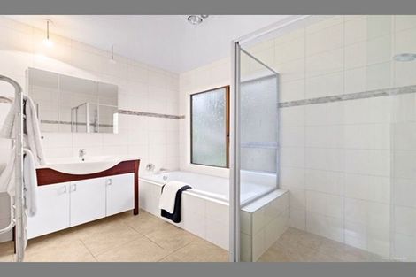 Photo of property in 16 Cobblestone Lane, Hillcrest, Auckland, 0627