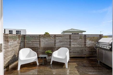 Photo of property in 1/74 College Road, Northcote, Auckland, 0627