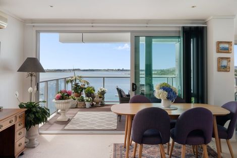 Photo of property in 72 Devonport Road, Tauranga, 3110