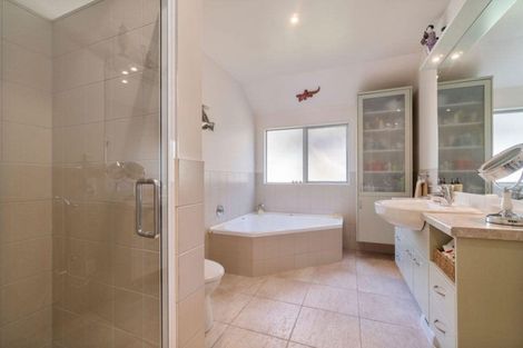 Photo of property in 5 Onemana Way, Te Atatu Peninsula, Auckland, 0610