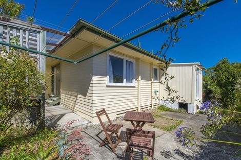 Photo of property in 21 Glanmire Road, Newlands, Wellington, 6037