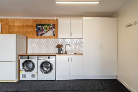 Photo of property in 8 Hillview Crescent, Paparangi, Wellington, 6037