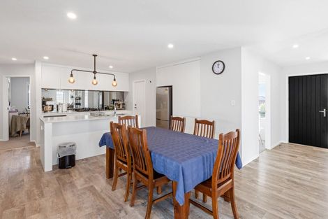 Photo of property in 17 Cyprus Place, Fitzherbert, Palmerston North, 4410