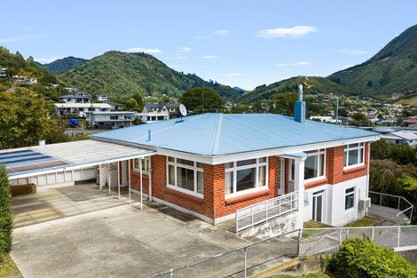 Photo of property in 15 Taranaki Street, Picton, 7220