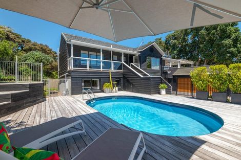 Photo of property in 8 Poaka Place, Beach Haven, Auckland, 0626