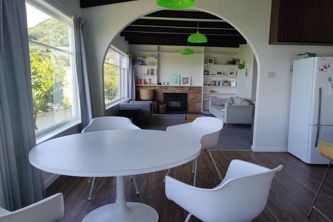 Photo of property in 34 Hungerford Road, Lyall Bay, Wellington, 6022